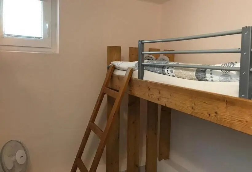 Economy Quadruple Room, Pension Crhan