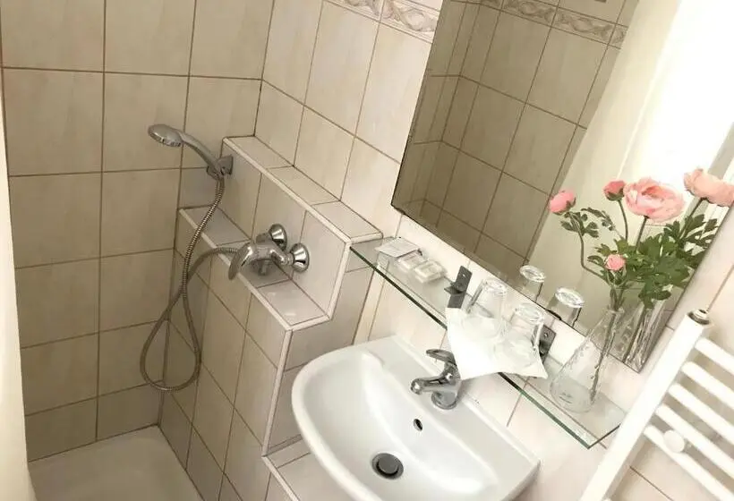Economy Quadruple Room, Pension Crhan