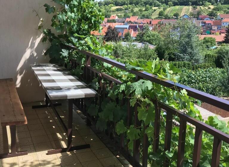 غرفة قياسية رباعية مزودة بشُرفة, Pension Crhan