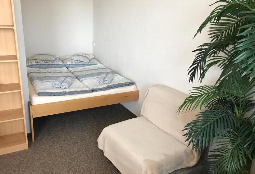 غرفة قياسية رباعية مزودة بشُرفة, Pension Crhan