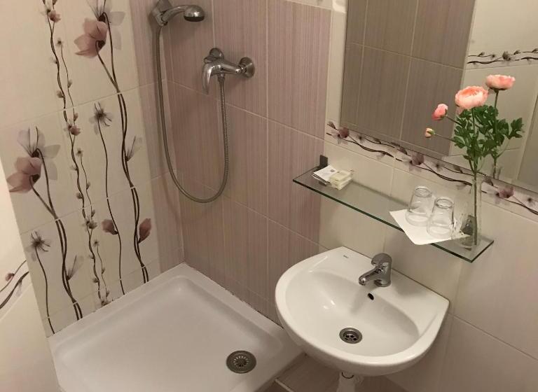 غرفة قياسية رباعية مزودة بشُرفة, Pension Crhan