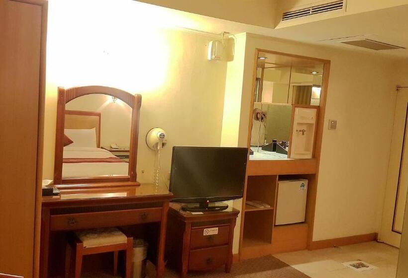 اتاق اکونومی, Wonderful Hall