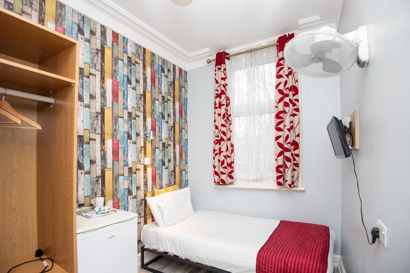 Estudio Estàndard, Sino