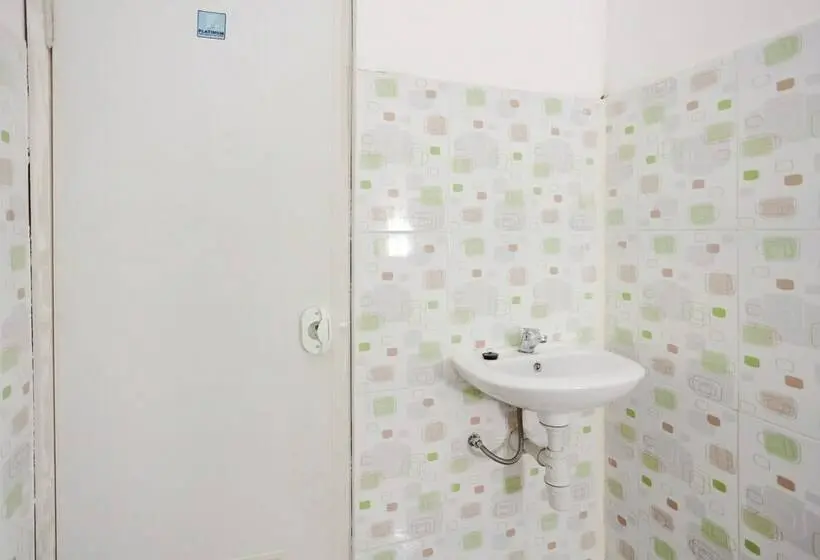 اتاق استاندارد, Reddoorz Near Plaza Araya 2