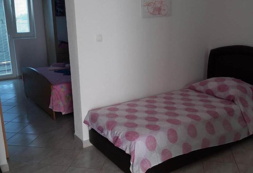 דירת חדר שינה עם טרסה ונוף לים, Apartments Franka Saplunara