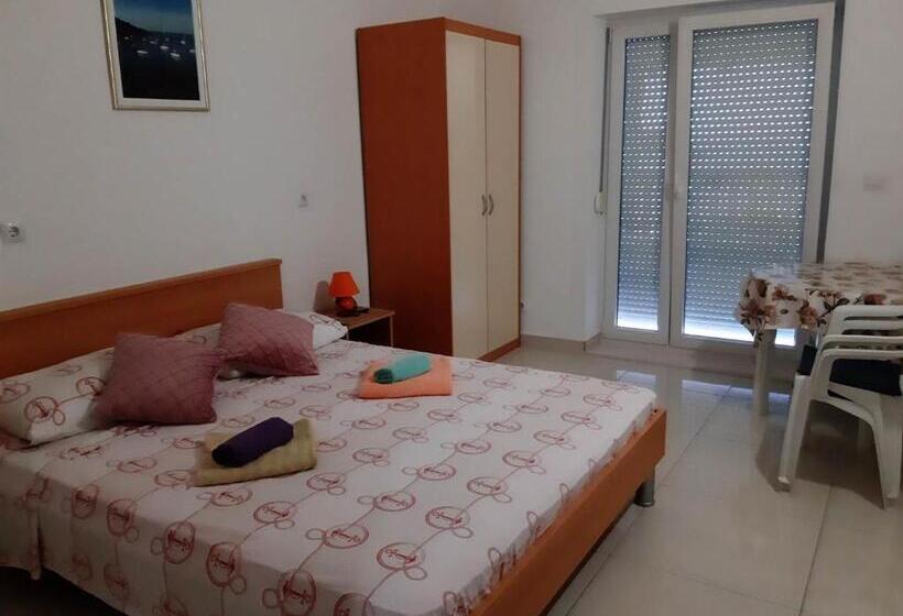 חדר סטנדרט נוף לים עם טרסה, Apartments Franka Saplunara