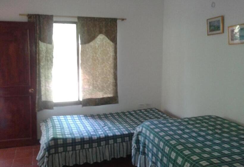 Chambre Triple Standard, Hospedaje Eden