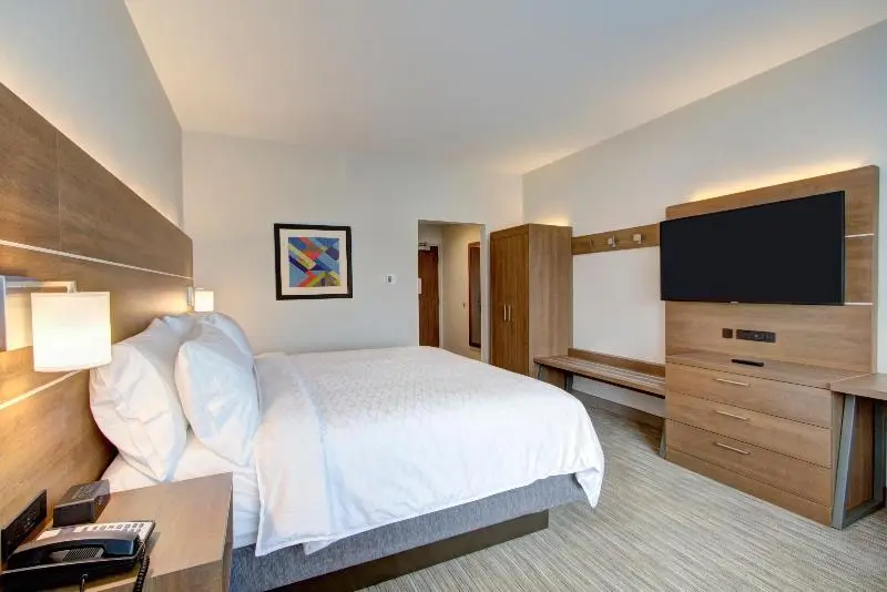 キングサイズベッドのスタンダードルーム, Holiday Inn Express & Suites Charlotte Southwest, An Ihg