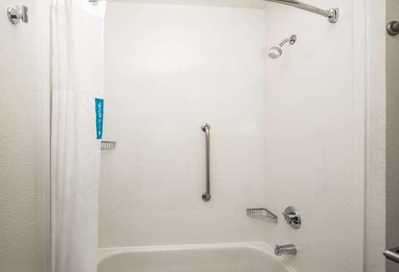 غرفة قياسية سرير كينج لذوى الإحتياجات الخاصة, Hampton Inn & Suites Deptford