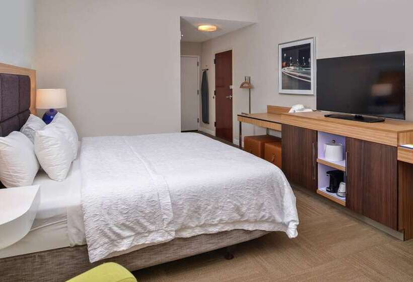 غرفة قياسية سرير كينج لذوى الإحتياجات الخاصة, Hampton Inn & Suites Deptford