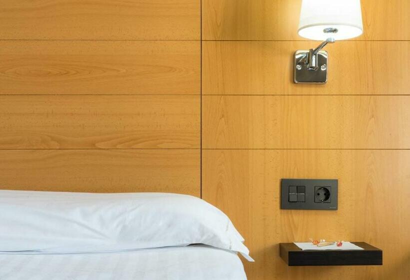 اتاق استاندارد یک نفره, Infanta Mercedes