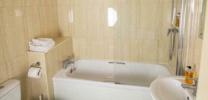 ファミリールーム, The New Inn