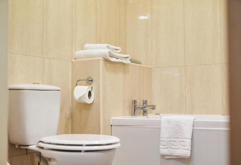 スーペリアトリプルルーム, The New Inn