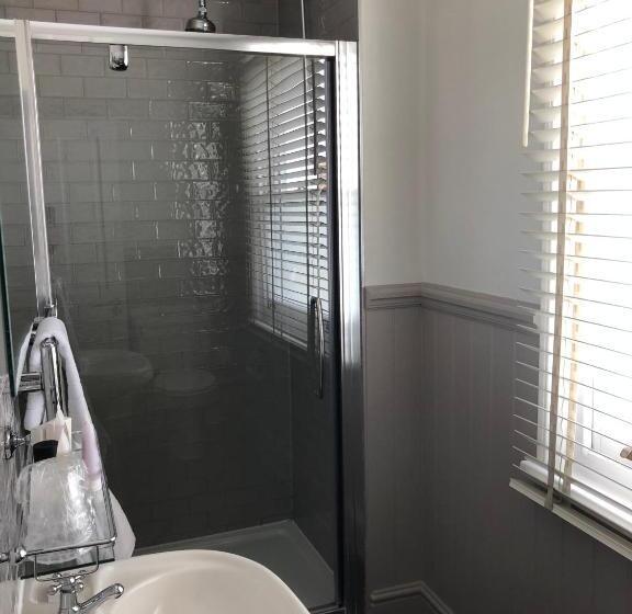 غرفة قياسية, The Royal Wells