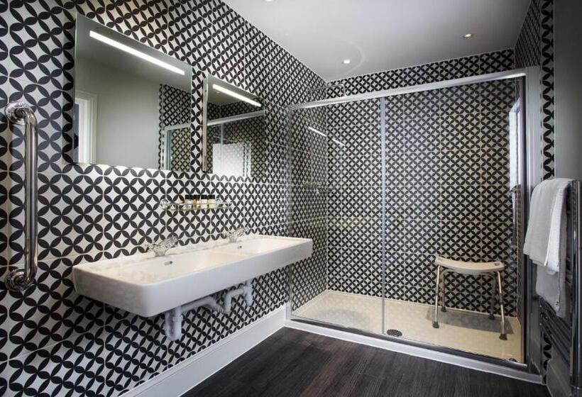 غرفة عائلية, The Royal Wells