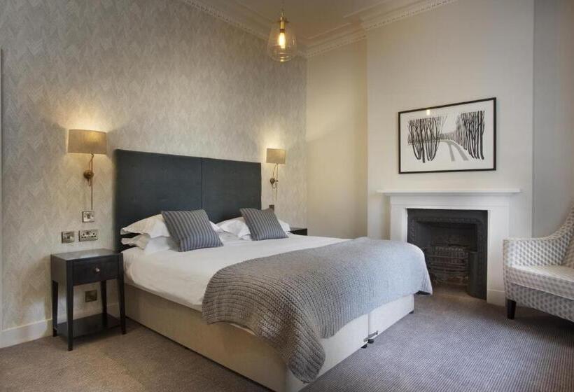 غرفة عائلية, The Royal Wells