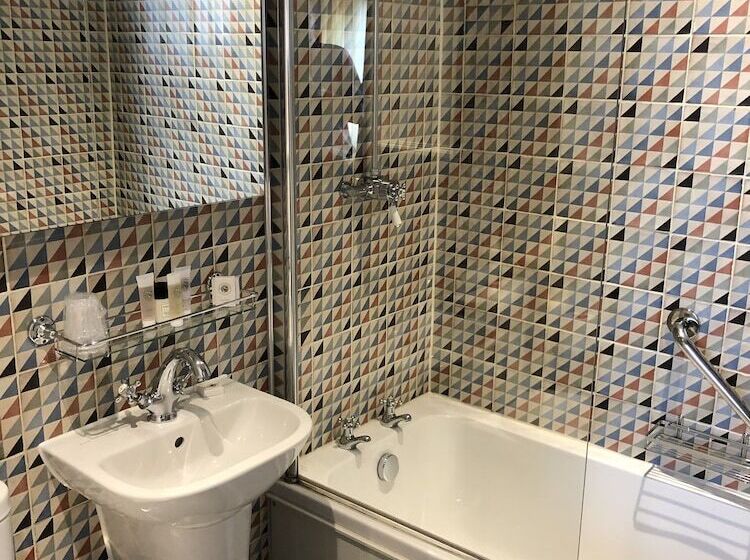 غرفة قياسية, The Royal Wells