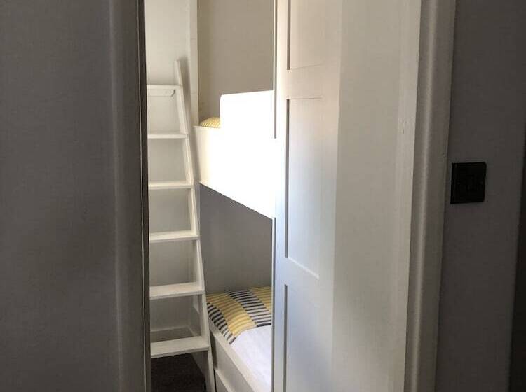 غرفة عائلية, The Royal Wells