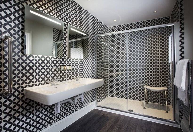 غرفة عائلية, The Royal Wells