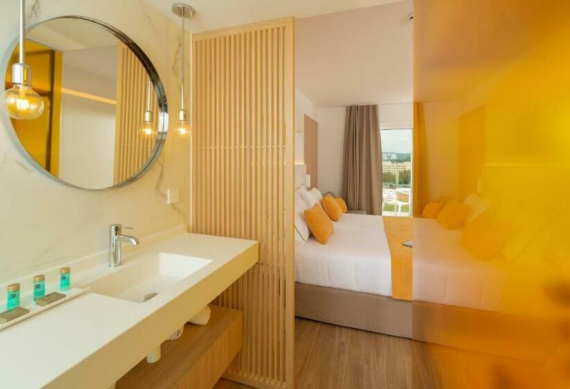 חדר סטנדרט נוף לבריכה, L'Azure Hotel 4* Sup