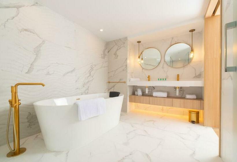 סוויטה נוף לבריכה, L'Azure Hotel 4* Sup
