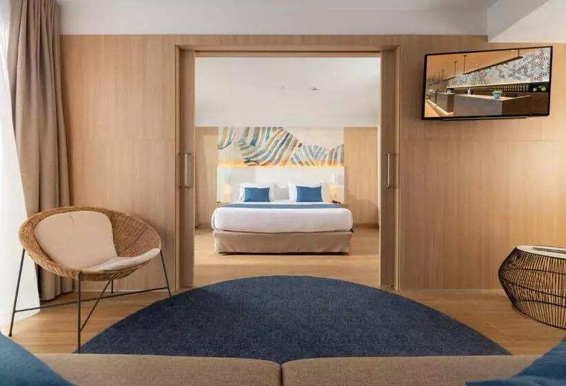Perhesviitti, L'Azure Hotel 4* Sup