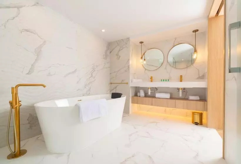 Perhesviitti, L'Azure Hotel 4* Sup