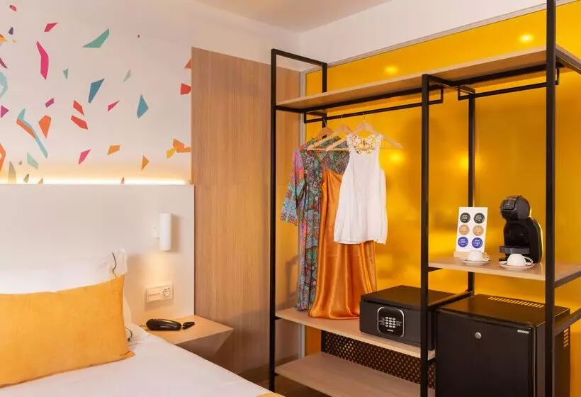 Perhehuone Allasnäkymä, L'Azure Hotel 4* Sup