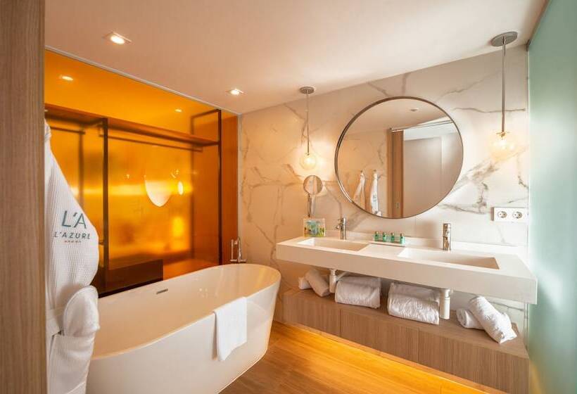 חדר משפחתי נוף לבריכה, L'Azure Hotel 4* Sup
