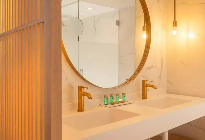 Perhesviitti, L'Azure Hotel 4* Sup