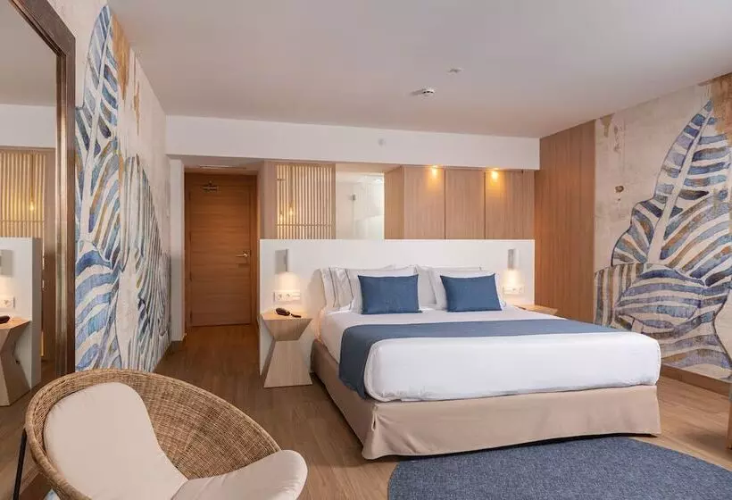 Perhesviitti, L'Azure Hotel 4* Sup