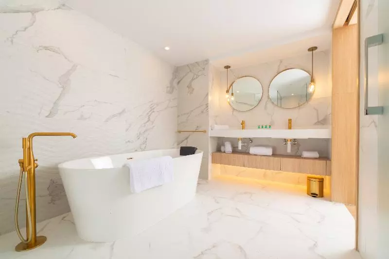 Sviitti Allasnäkymä, L'Azure Hotel 4* Sup