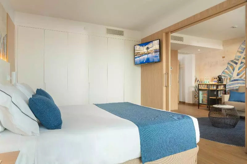 Sviitti Allasnäkymä, L'Azure Hotel 4* Sup