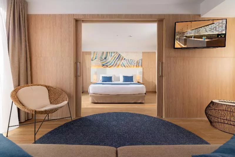 Sviitti Allasnäkymä, L'Azure Hotel 4* Sup