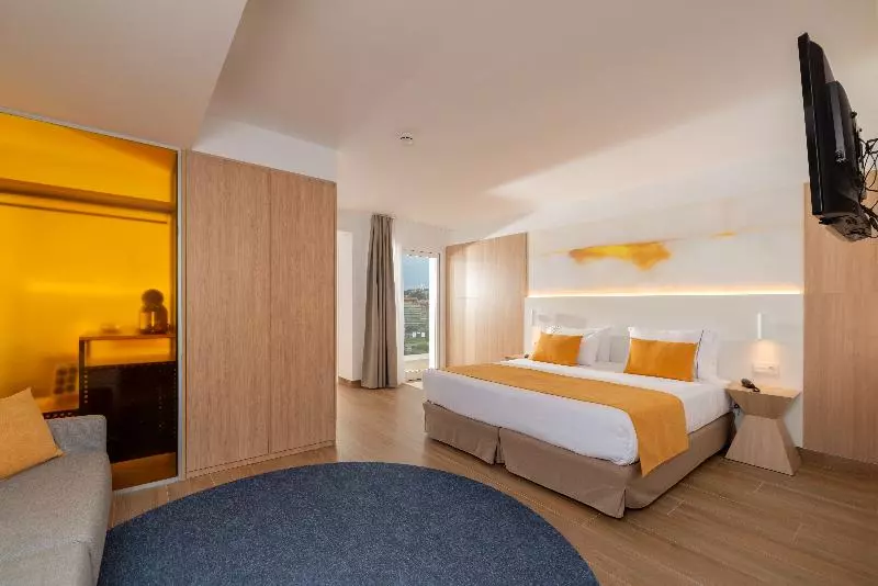 Perhehuone, L'Azure Hotel 4* Sup
