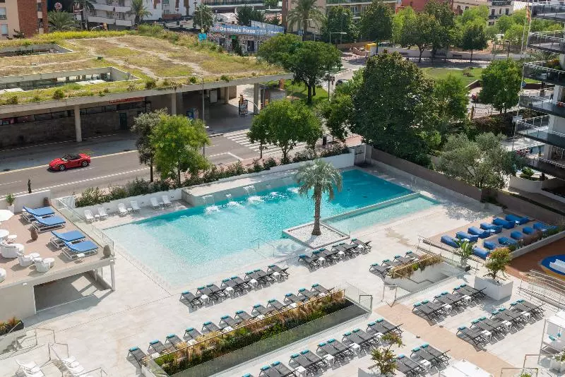 Deluxe Kolmen Hengen Huone Uima-allasnäkymä, L'Azure Hotel 4* Sup