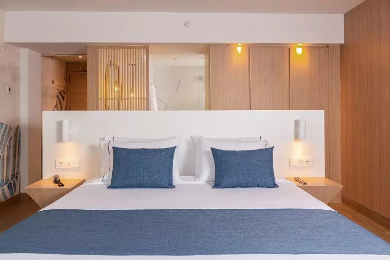 Deluxe Kolmen Hengen Huone Uima-allasnäkymä, L'Azure Hotel 4* Sup