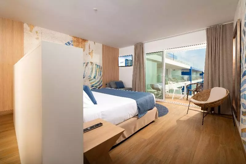 Deluxe Kolmen Hengen Huone Uima-allasnäkymä, L'Azure Hotel 4* Sup