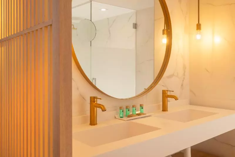 Deluxe Kolmen Hengen Huone Uima-allasnäkymä, L'Azure Hotel 4* Sup