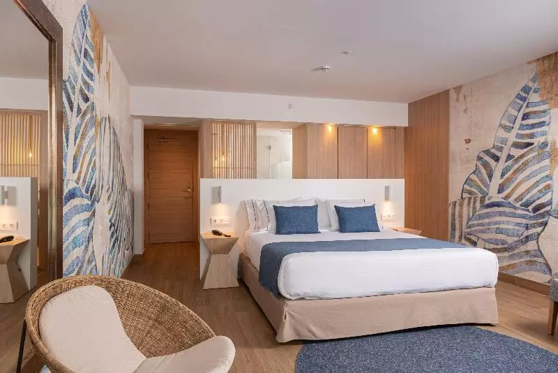 Deluxe Kolmen Hengen Huone Uima-allasnäkymä, L'Azure Hotel 4* Sup