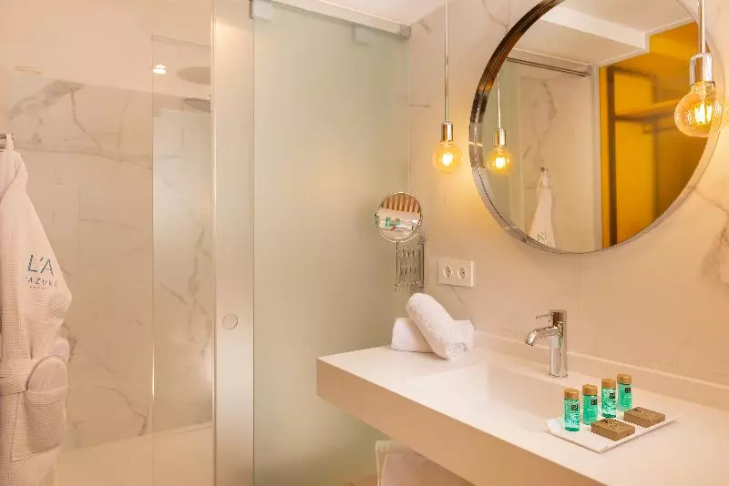 Superior-huone Allasnäkymä, L'Azure Hotel 4* Sup