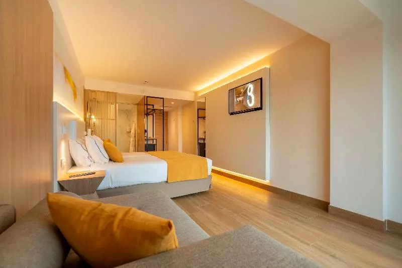 Superior-huone Allasnäkymä, L'Azure Hotel 4* Sup
