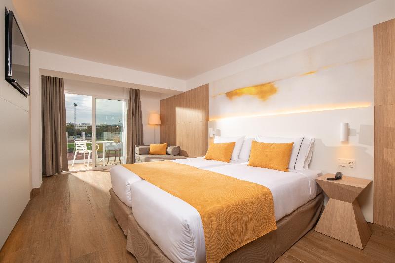 חדר סופריור נוף לבריכה, L'Azure Hotel 4* Sup