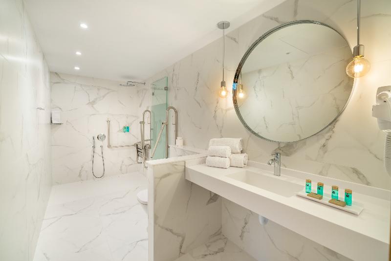 חדר סופריור נוף לבריכה, L'Azure Hotel 4* Sup