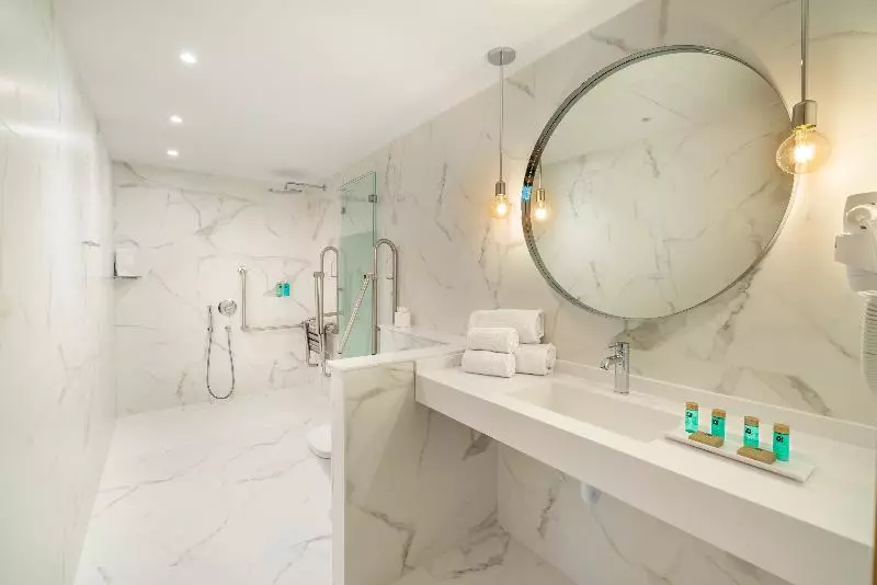 Superior-huone Allasnäkymä, L'Azure Hotel 4* Sup