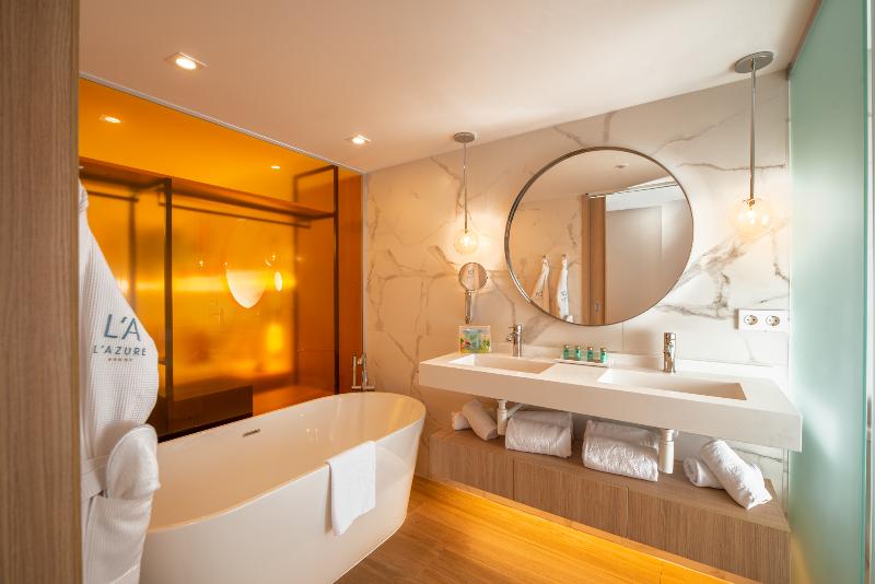 חדר משפחתי נוף לבריכה, L'Azure Hotel 4* Sup