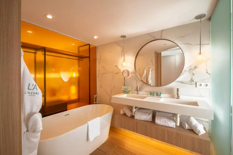 Perhehuone Allasnäkymä, L'Azure Hotel 4* Sup