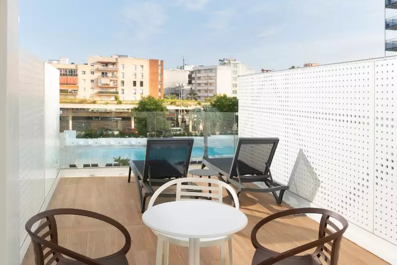 Perhehuone Allasnäkymä, L'Azure Hotel 4* Sup