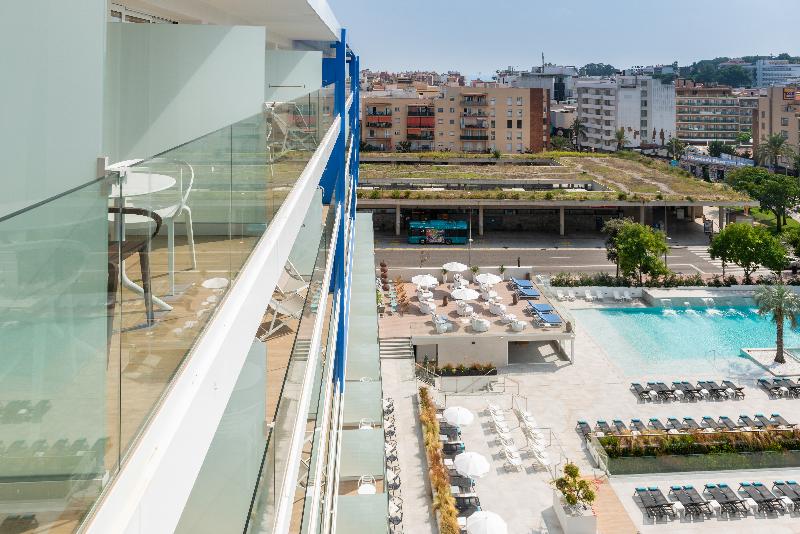 חדר משפחתי נוף לבריכה, L'Azure Hotel 4* Sup