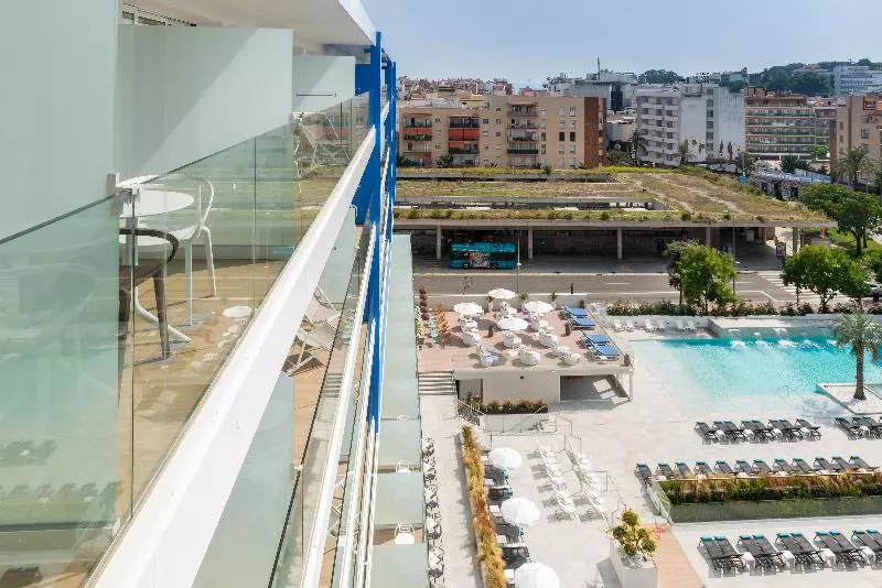 Perhehuone Allasnäkymä, L'Azure Hotel 4* Sup